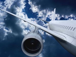 Avião faz pouso de emergência após relato de homem armado a bordo