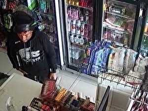 Vídeo mostra assaltante roubando mercadinho e farmácia em dias distintos, em Arapiraca