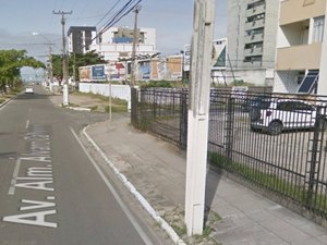 Colisão entre automóvel e poste chama atenção de populares