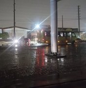 Ônibus colide e derruba poste na Avenida Menino Marcelo