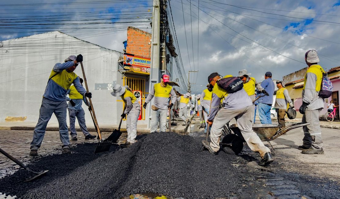 Prefeitura intensifica operação tapa-buracos em diversos pontos de Arapiraca