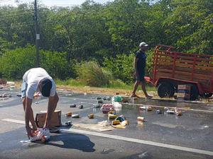 Carretinha com bebidas tomba na AL-101 Sul e parte da carga é saqueada
