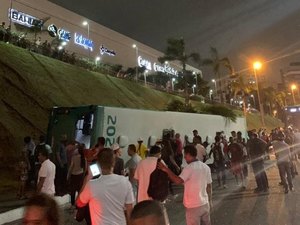 [Vídeo ] Ônibus cai de ribanceira em Salvador e deixa 27 feridos