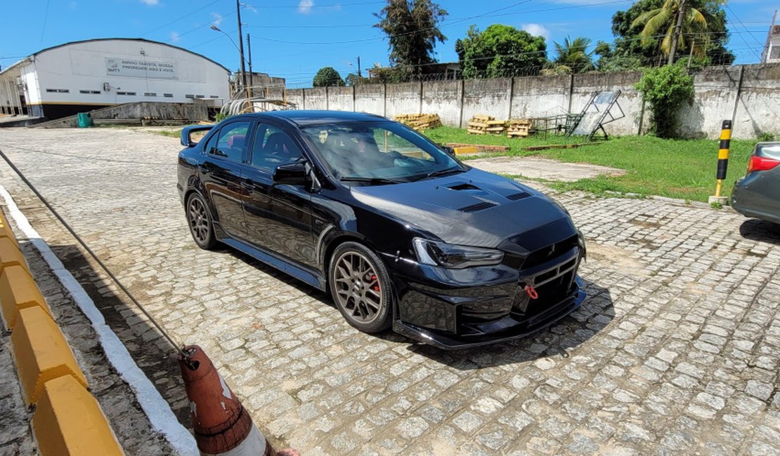 Veículo de luxo é apreendido durante operação do DMTT no bairro de Jaraguá