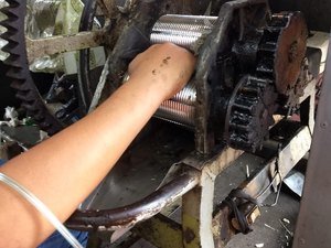 Criança prende mão em máquina de moer cana-de-açúcar em Novo Lino
