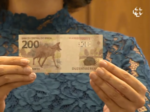 Mulher acha notas de R$ 200 no chão e paga boleto de desconhecido