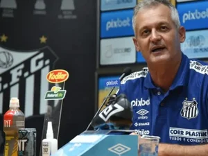 Lisca elogia postura do Santos após vitória contra o Coritiba e fala que foi 'burro com sorte'