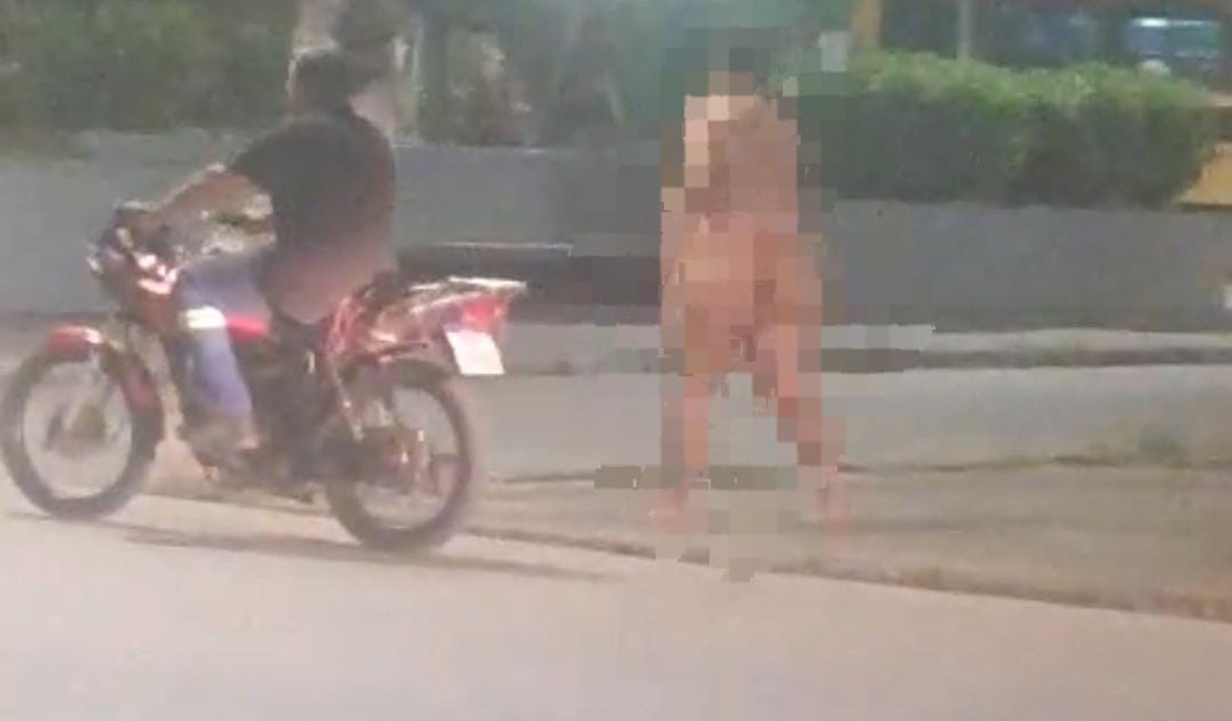 Homem caminha nu em praça e tenta abordar populares no interior de Alagoas