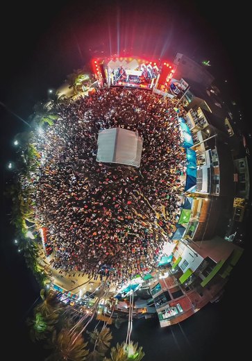 Multidão lota orla da Praia de Japaratinga para acompanhar shows