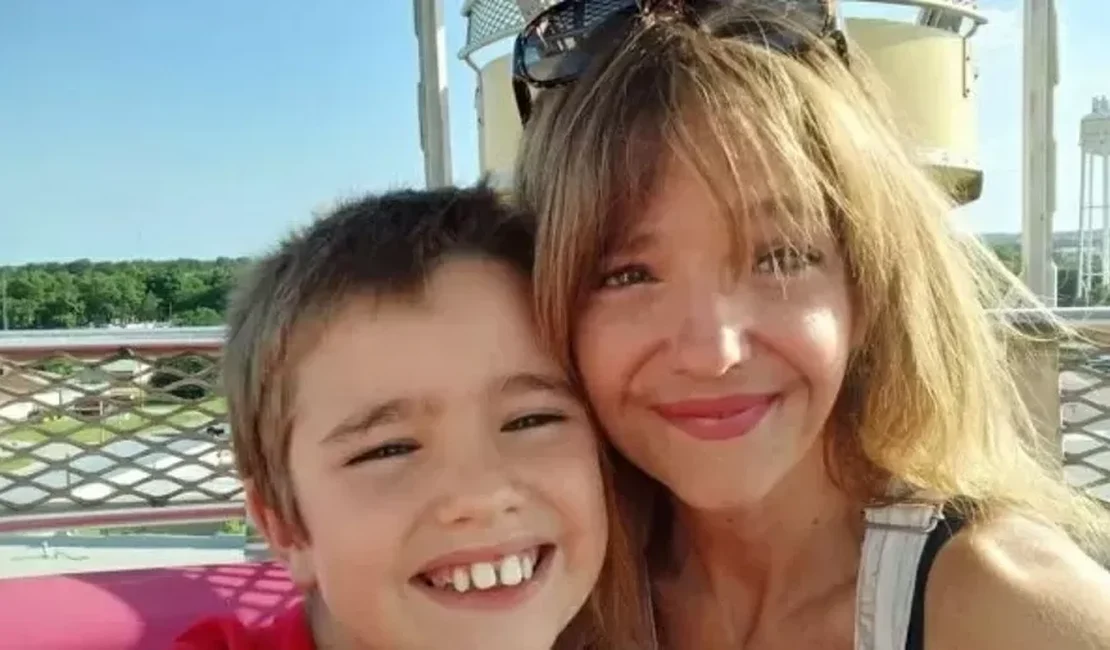 Menino de 10 anos salva a mãe durante convulsão em piscina; veja vídeo