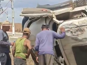 Caminhão que transportava escavadeira tomba na AL-220, em Jaramataia