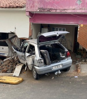 Motorista fica ferido após perder controle da direção e atingir residências em Mata Grande, no Sertão de Alagoas