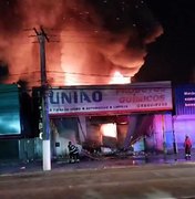 [Vídeo] Incêndio destrói loja de produtos químicos no Tabuleiro; prejuízo de R$ 1,4 milhão