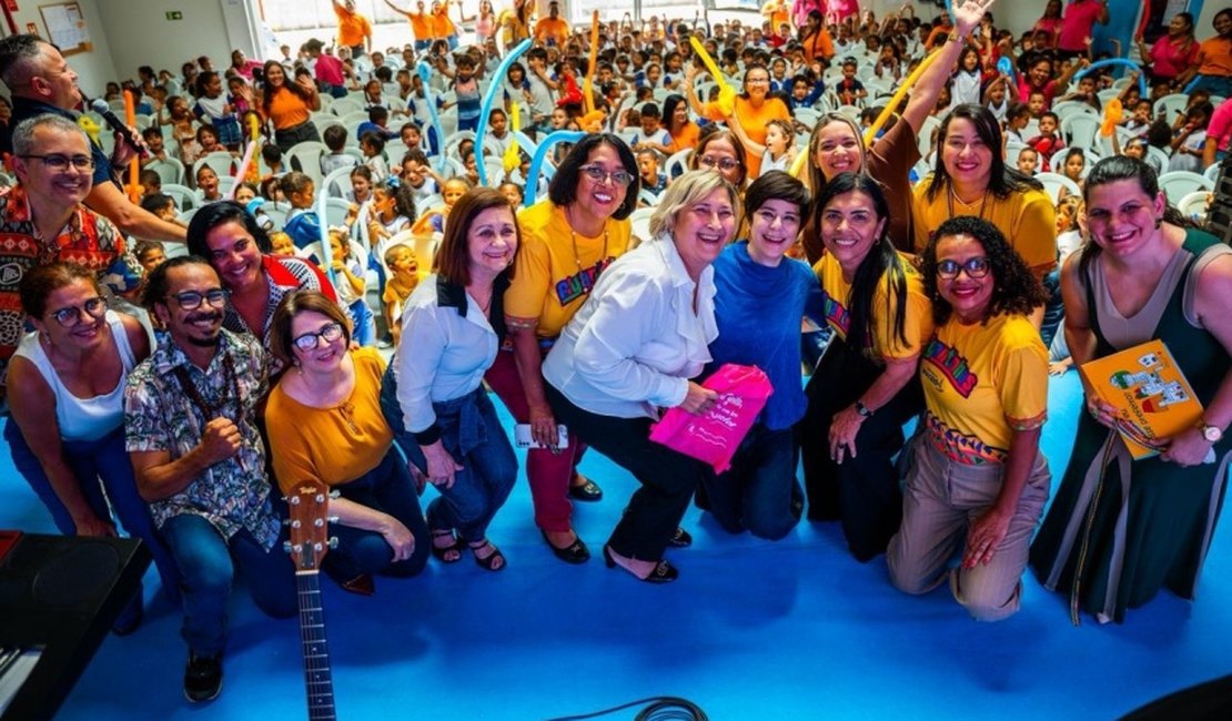 Leitura e música marcam encontro de crianças do Gigantinhos Antares com Fernanda Takai