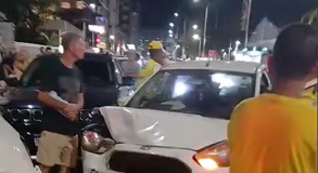 [Vídeo] Motorista embriagada provoca acidente e tumulto perto de roda gigante na orla de Maceió