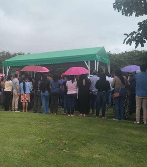 Familiares e amigos se despedem de servidora da Educação em Palmeira