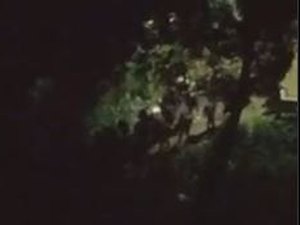 Drone flagra bandidos fugindo da polícia à noite por região de mata no Rio de Janeiro