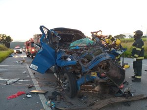 Homem morre após colisão entre carreta e caminhonete em Rio Largo