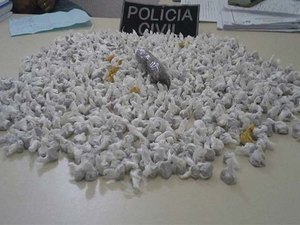 Policiais da Operação Asfixia apreendem mais de 755 bombinhas de maconha