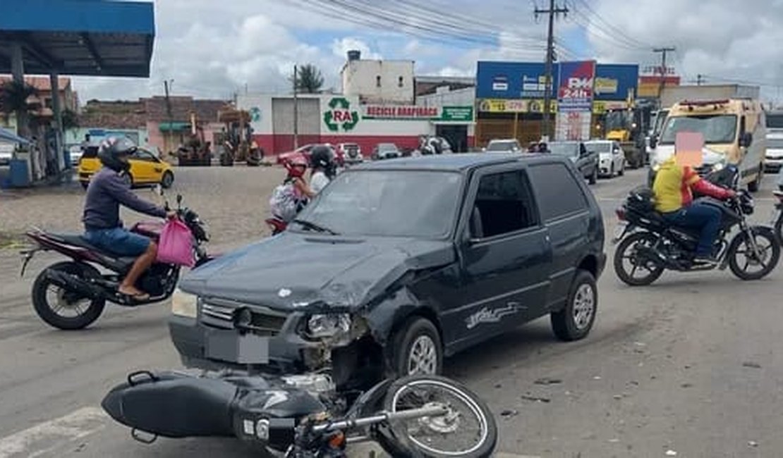 Motociclista fica ferido após ser atingido por carro na  AL-220, em Arapiraca