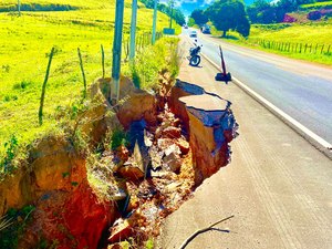 Buraco no acostamento causa perigo em Porto Calvo