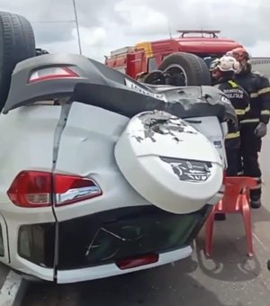 [Vídeo] Carro capota após colisão com outro veículo na Cachoeira do Meirim, em Maceió