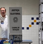 Prefeito Luciano Barbosa vota no Colégio Costa Rêgo, em Arapiraca