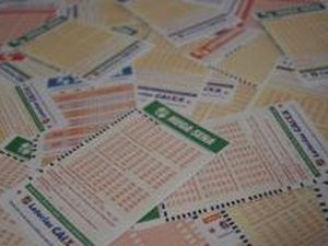 Mega-Sena acumula e pode pagar R$ 6,7 milhões na quarta; confira as dezenas