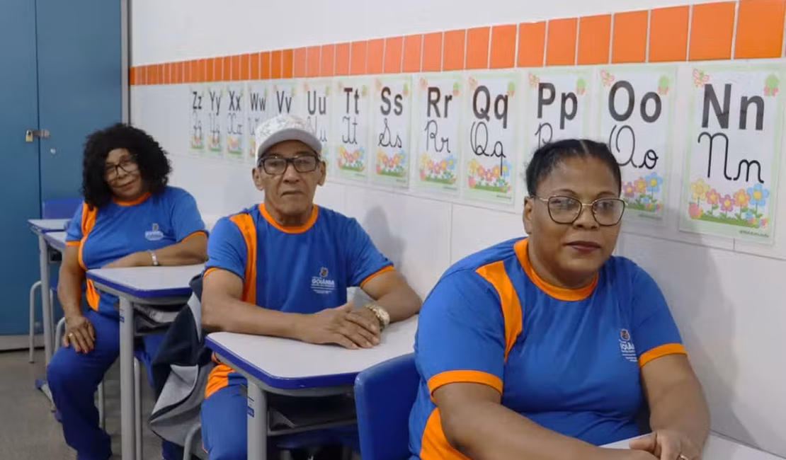 Filha de 51 anos volta a estudar com os pais de 74 e 69 anos, e história emociona