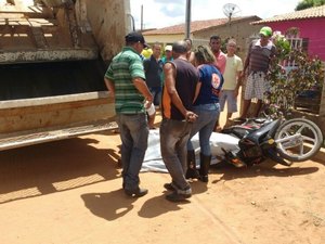 Motociclista colide com caminhão de lixo e morre após retornar de velório