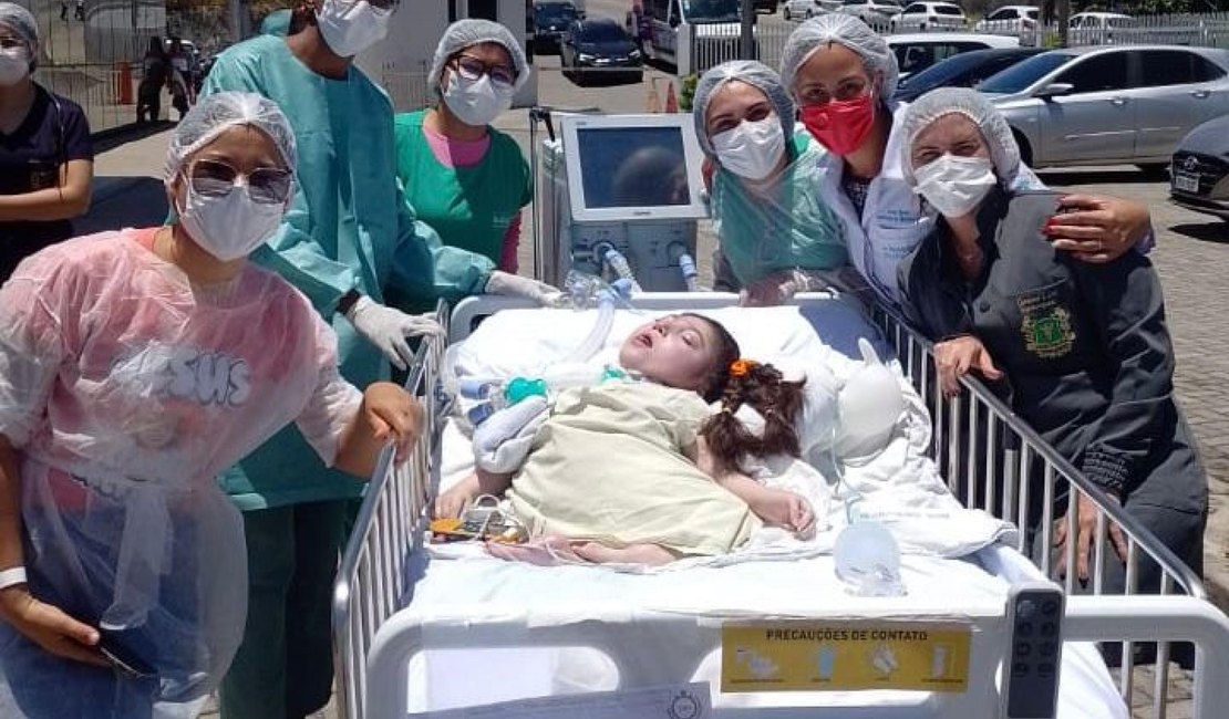 Hospital da Criança proporciona primeiro banho de sol para paciente com síndrome rara