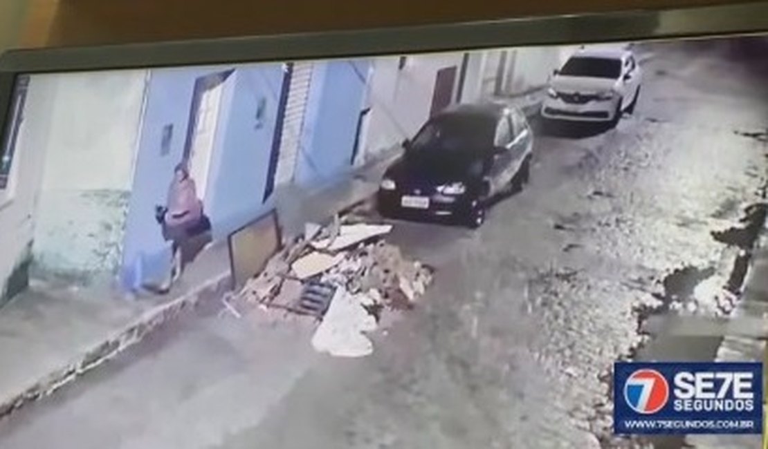 [Vídeo] Casal arromba e furta diversos pertences de residência em Arapiraca