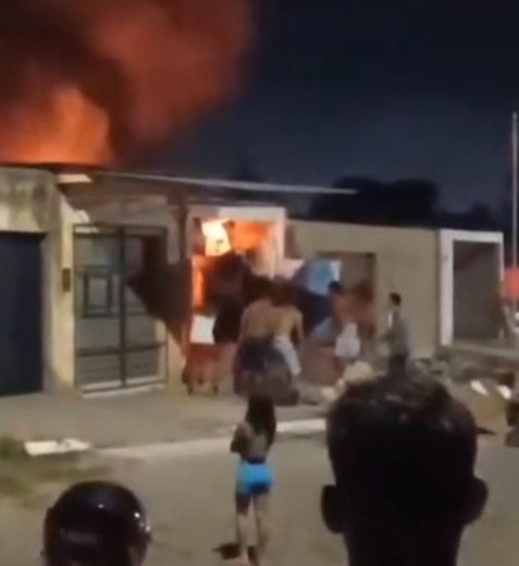 Casa pega fogo no Benedito Bentes, provoca pânico e vizinhos denunciam acúmulo de entulhos no local