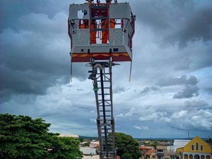 A 40 metros de altura, Corpo de Bombeiros realiza ação musical nesta segunda (6) em Maceió