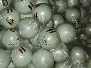 Bolas com foto de Ronaldinho são encontradas na casa de Dalia López