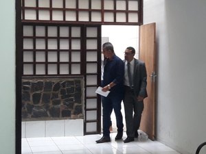 Jovem agredida por major da PM presta depoimento na Delegacia da Mulher