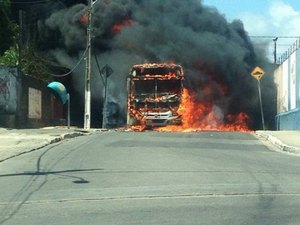 Bandidos voltam a incendiar ônibus na capital alagoana