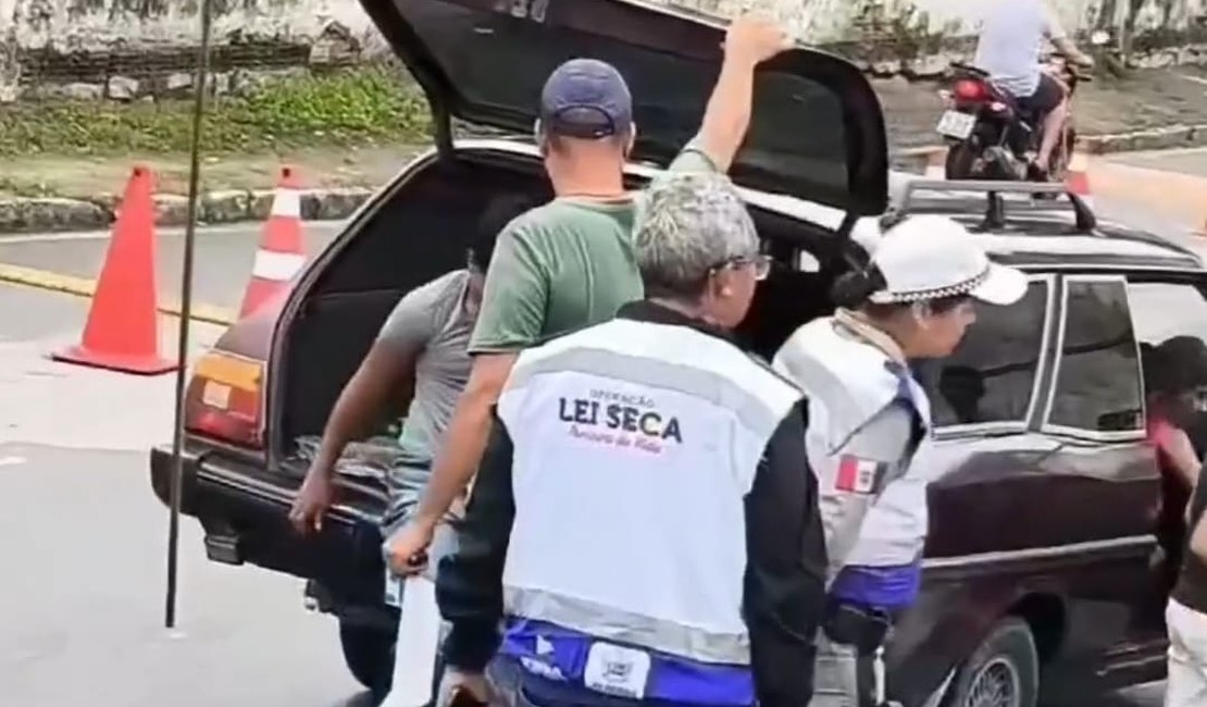 [Vídeo] Motorista é flagrando transportando cerca de 10 pessoas em um carro de passeio