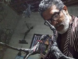 Artesão de Limoeiro de Anadia transforma sucata e lixo em obras de arte