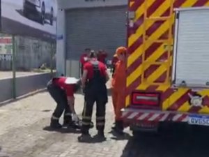 Carro elétrico pega fogo durante carregamento em  concessionária na Avenida Fernandes Lima