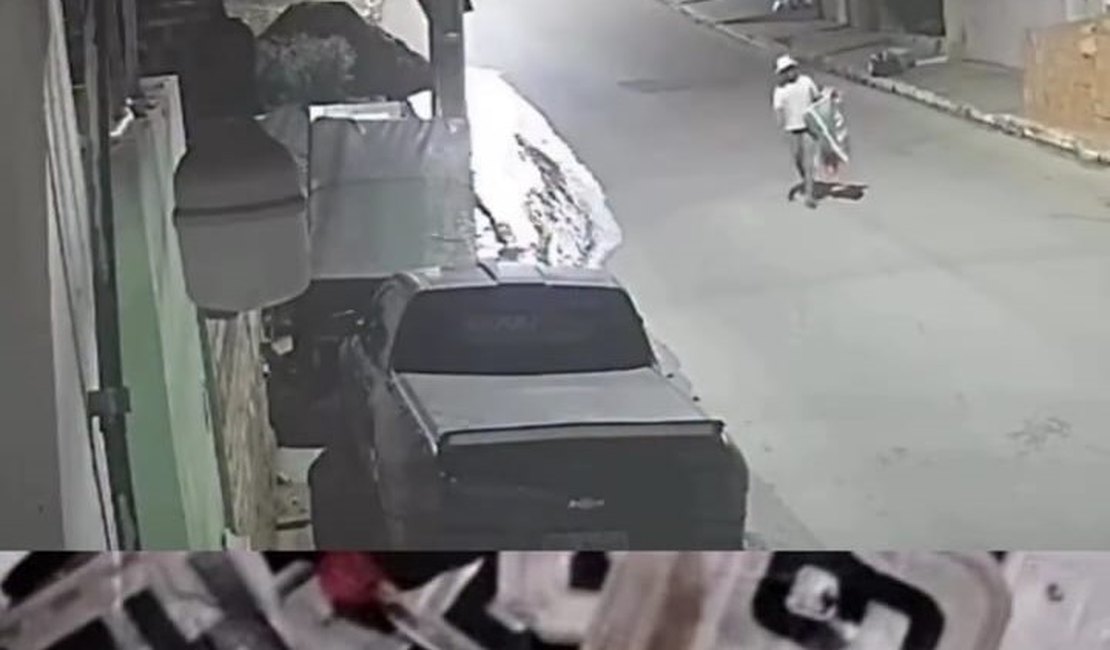 Câmera flagra homem furtando placas de veículos estacionados em Arapiraca