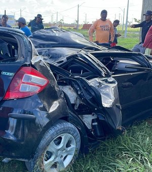 [Vídeo] Homem morre após carro bater em muro e capotar em Rio Largo