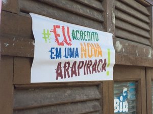 Grupo de oposição espalha adesivos em Arapiraca