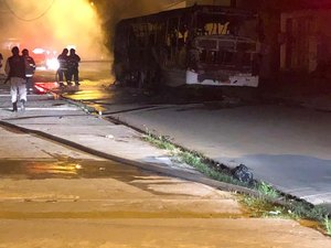 Ônibus é incendiado no Clima Bom e linhas são suspensas na região