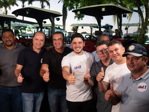 Prefeitura de Maragogi recebe três tratores com implementos agrícolas