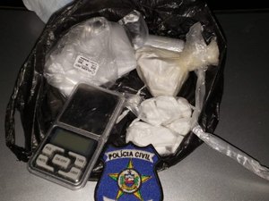 Polícia apreende cocaína e arma em residência em Maceió; suspeito foge