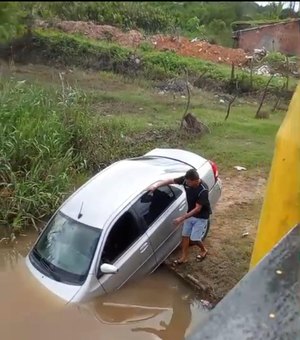 Condutor perde controle direcional e carro vai parar em rio de São Luís do Quitunde