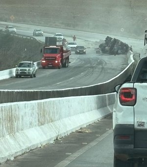 Caminhão tomba em São Miguel dos Campos e motorista fica preso às ferragens