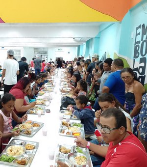 [Vídeo] Jantar Natalino é oferecido a moradores de comunidades carentes assistidas pelo Programa Viver Melhor