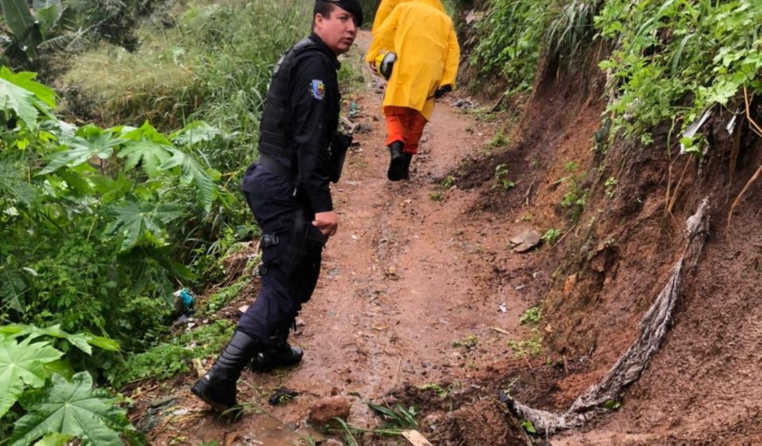 Deslizamento de barreira em área residencial causa susto em Palmeira